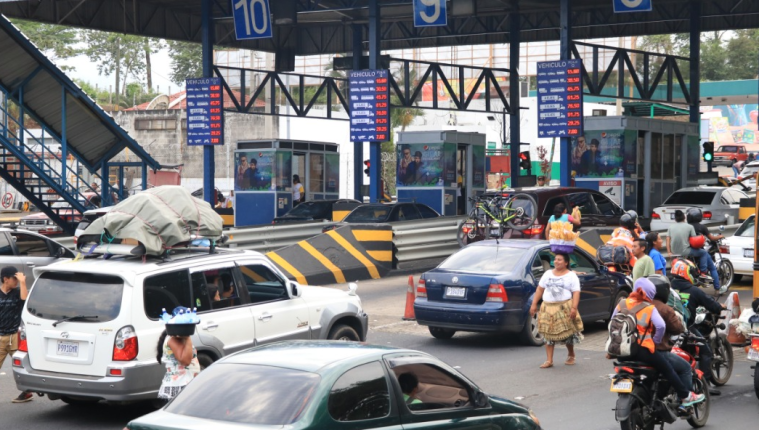 Al menos 22 mil vehículos pasan a diario por la Autopista Palín-Escuintla. (Foto Prensa Libre: Hemeroteca PL).