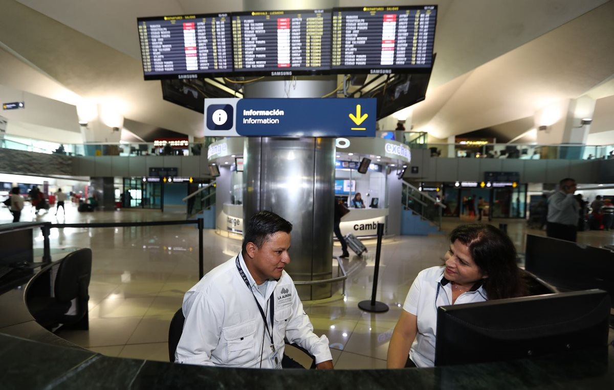 Pedro Perebal se presentó este miércoles al Aeropuerto Internacional La Aurora, para su primer día de trabajo. (Foto Prensa Libre: Érick Ávila)