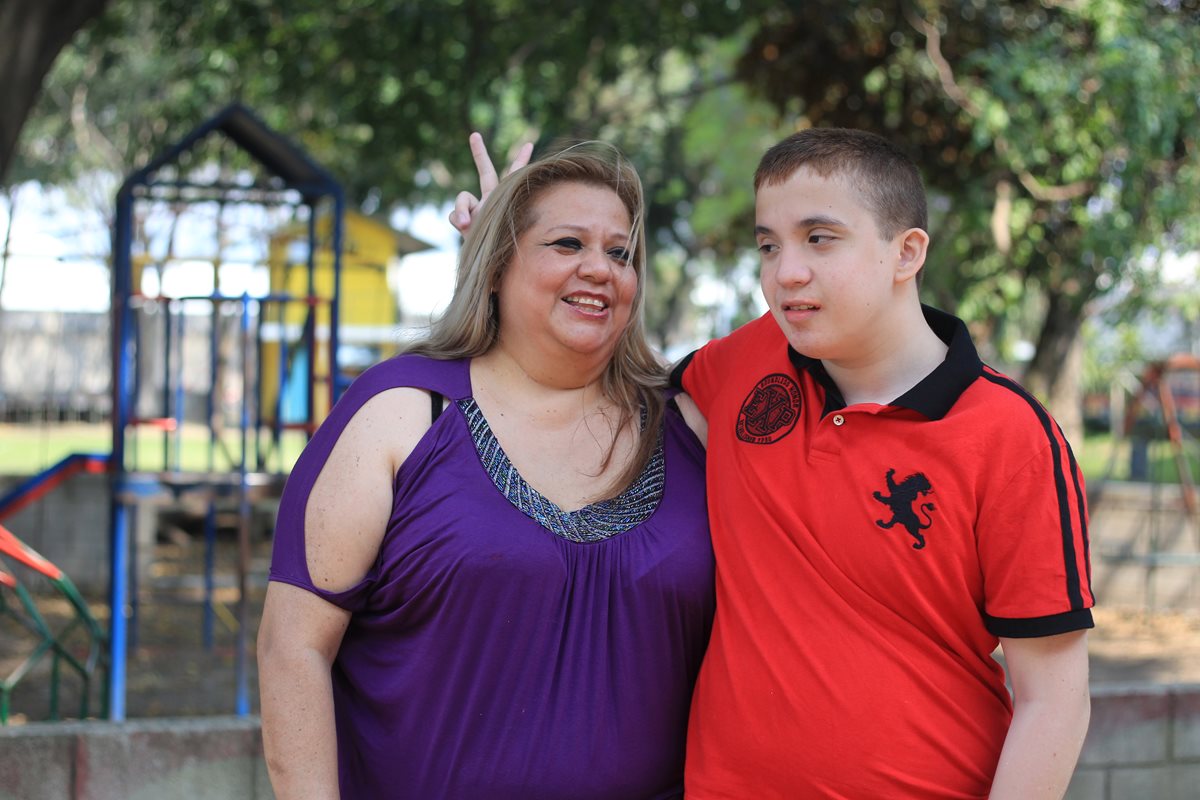 Nancy Nineth Ramírez junto a Marco Antonio, quien padece hipoxia cerebral y dislalia. (Foto Prensa Libre: Esbin García)