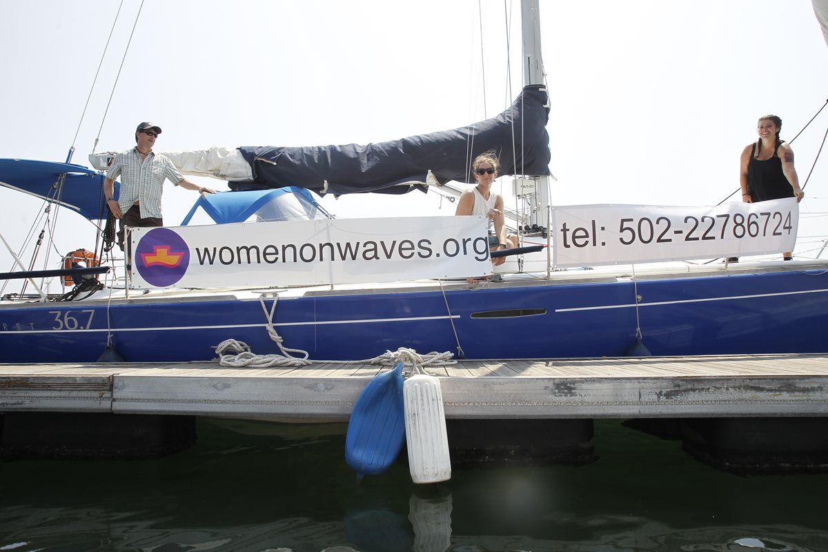 El Comando Naval del Pacífico escoltó fuera de aguas territoriales al velero “Adelaide”  de la ONG “Mujeres sobre las Olas”
(Foto Prensa Libre: Hemeroteca PL)