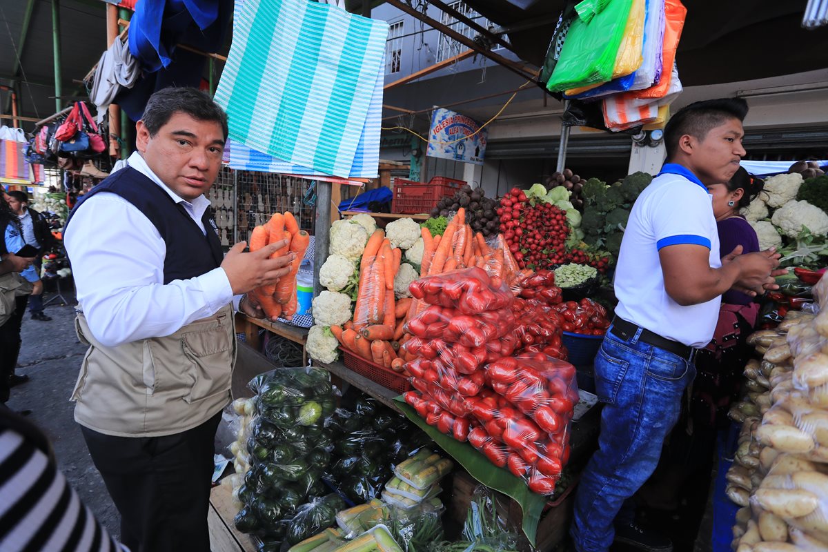 El jefe de la Diaco, Alejandro Pereira, participa en el monitoreo de precios en el mercado La Terminal (Foto, Prensa Libre: Juan Diego González).