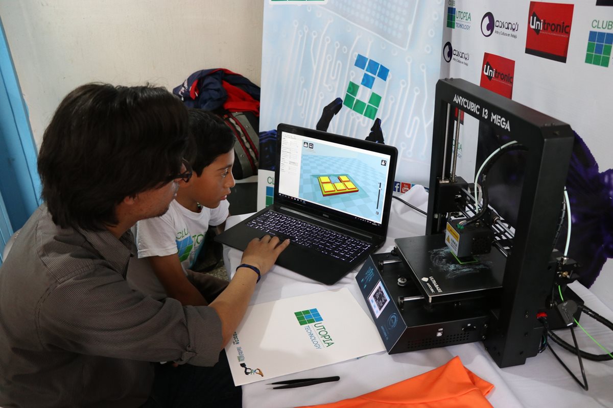 Jóvenes observan el funcionamiento del equipo que ayudará a fabricar los prototipos. (Foto Prensa Libre: María José Longo)