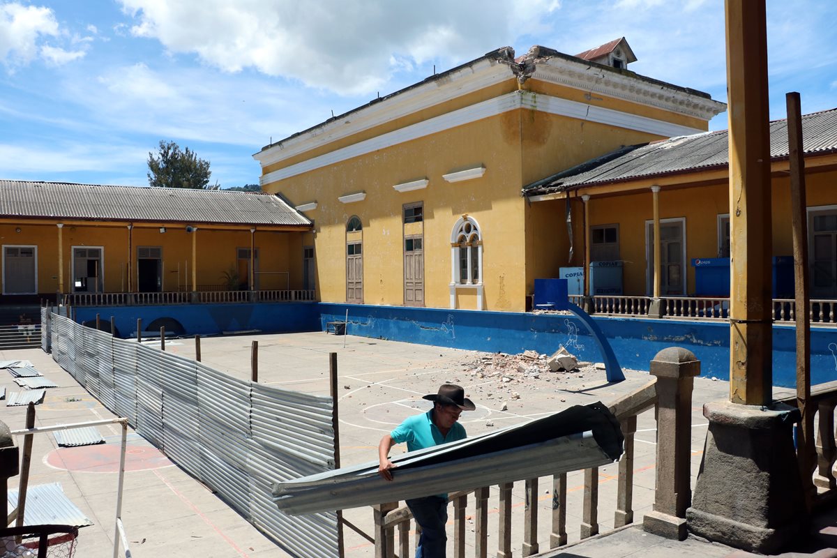 Maestros del Invo y padres de familia construyen una valla en el área restringida, luego de los temblores. (Foto Prensa Libre: Carlos Ventura)