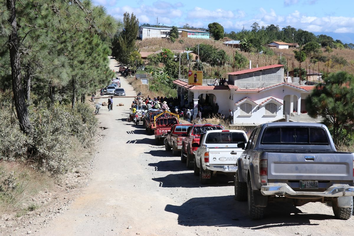El paso de vehículos estuvo interrumpido por varias horas en San Bartolomé Jocotenango. (Foto Prensa Libre: Héctor Cordero).