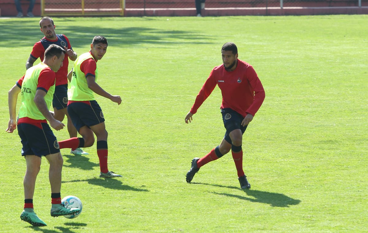 Jefrey Payeras —derecha— se siente cada vez más cómodo en el equipo rojo. Marco Pappa conduce el balón. (Foto Prensa Libre: Jorge Ovalle)