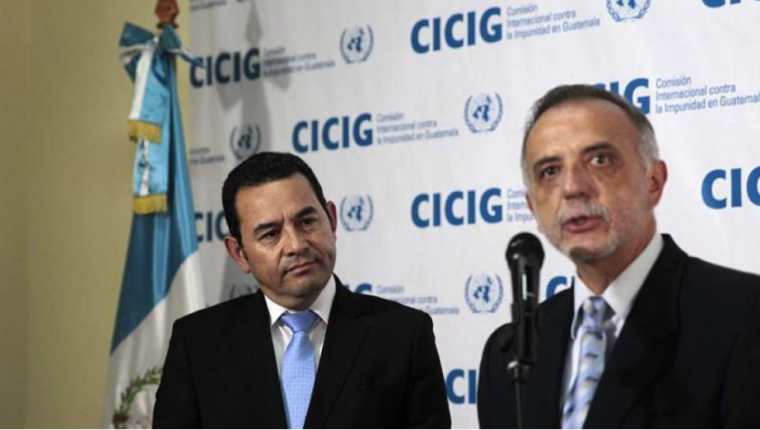 Según expertos, la postura de Jimmy Morales (izquierda) sobre la Cicig es completamente distinta a la que ofreció cuando llegó al poder. (Foto: Hemeroteca PL)