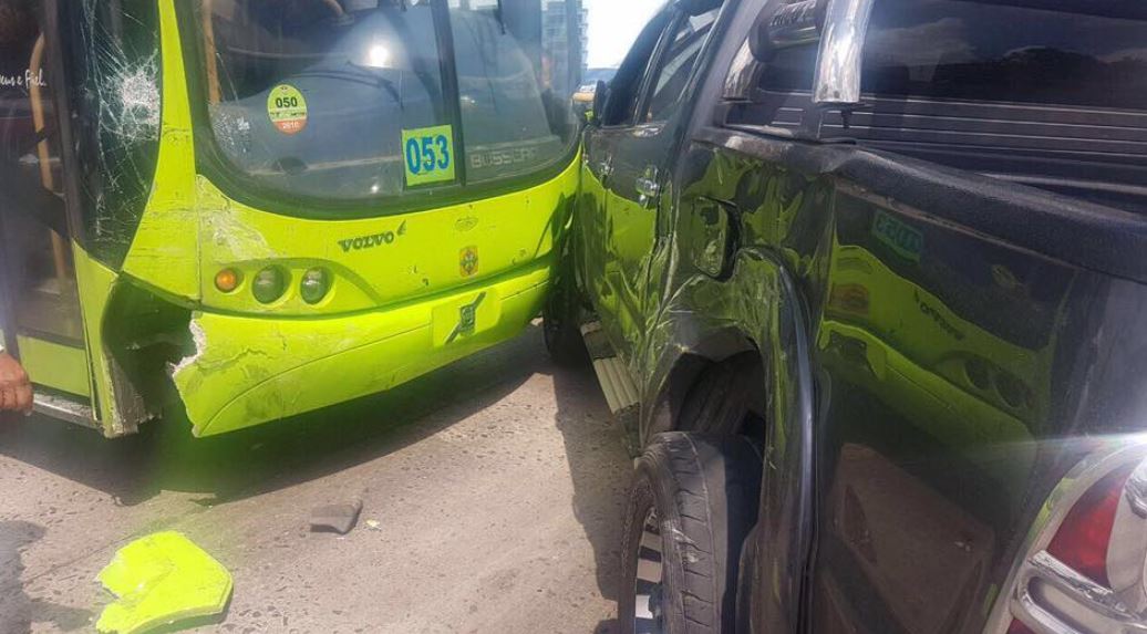 El accidente ocurrió en la 37 calle de la avenida Bolívar, zona 8. No hubo heridos. (Foto Prensa Libre: Carlos Sandoval / Facebook)