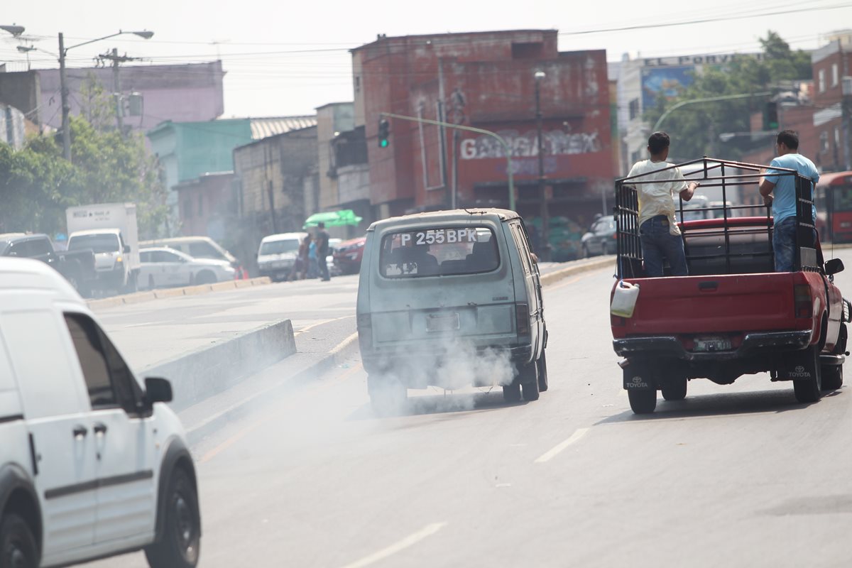 Todo tipo de vehículo causa contaminación, lo que repercute en la salud de los vecinos, aseguran expertos. Las calles de la capital son las más afectas por ese problema. (Foto Prensa Libre: Érick Ávila)