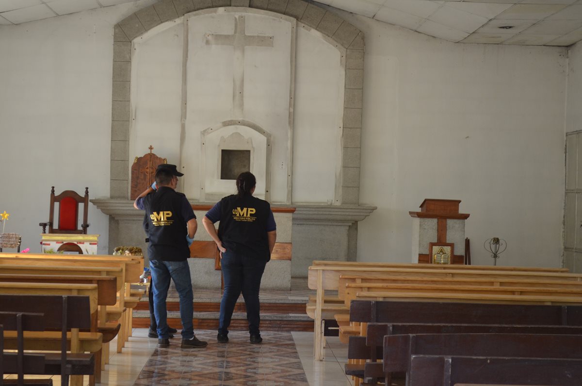 Peritos del MP recaban evidencias en iglesia católica de Xulá, cabecera de Retalhuleu, donde desconocidos robaron imágenes. (Foto Prensa Libre: Jorge Tizol)