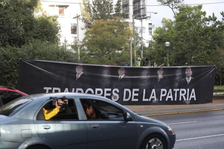 Varias mantas fueron colocadas en la Avenida La Reforma y Avenida Las Américas en contra de cuatro magistrados de la CC. (Foto Prensa Libre: Óscar Rivas)