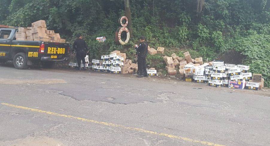 Agentes policiales contabilizan mercadería incautada en Retalhuleu. (Foto Prensa Libre: PNC)