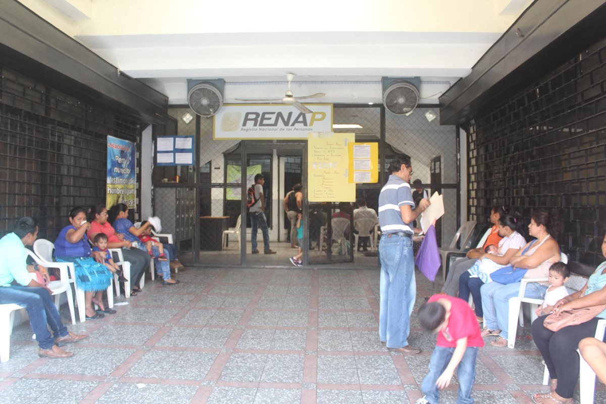 Sede del Renap en la ciudad de Escuintla, donde han sido atendidos varios vecinos de Santa Lucía Cotzumalguapa y Siquinalá. (Foto Prensa Libre: Melvin Sandoval).