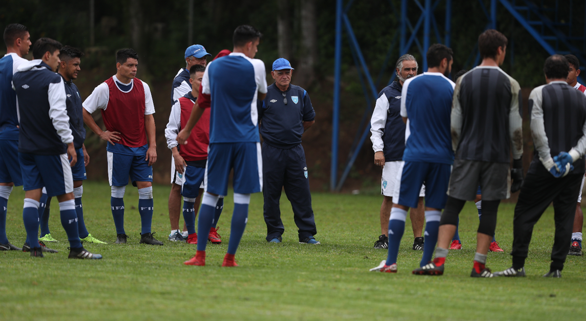 El técnico guatemalteco Wálter Claverí comenzó este lunes su sexto morfociclo con algunas caras nuevas. (Foto Prensa Libre: Francisco Sánchez)
