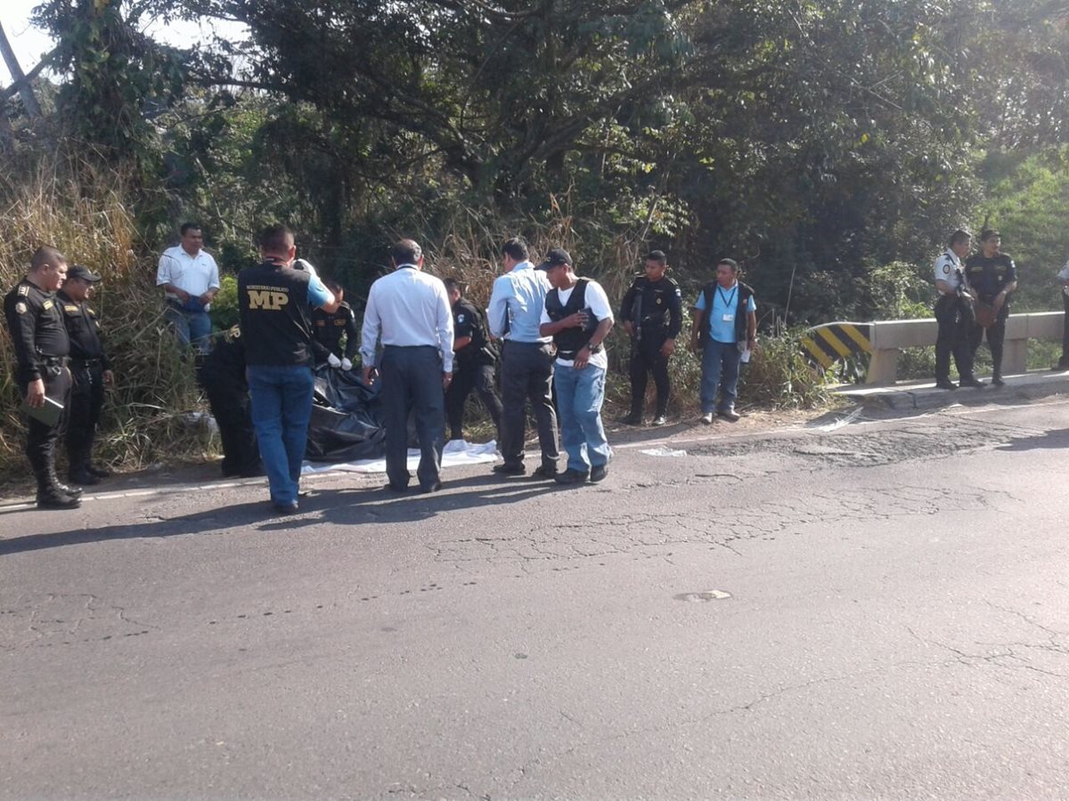 El cadáver del alcalde de Samayac, Suchitepéquez, fue localizado en un camino de Mazatenango. (Foto Prensa Libre: Omar Méndez)