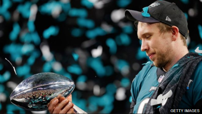 Nick Foles fue elegido el jugador más valioso del Super Bowl al ser el primero en dar un pase y anotar un touchdown. (Foto Prensa Libre: BBC Mundo)