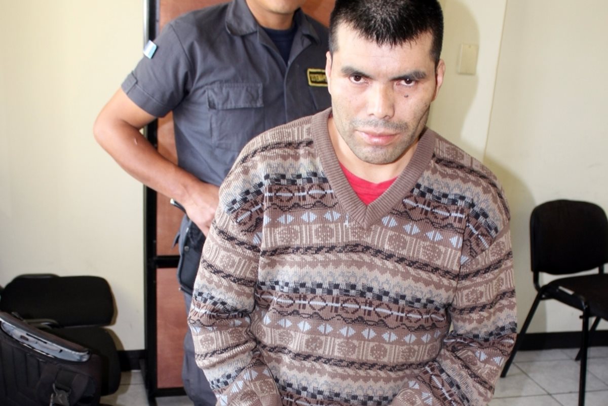 Juan Chivalán Cac es trasladado a los juzgados de Santa Cruz del Quiché, sindicado de haber violado a su hija de 10 años. (Foto Prensa Libre: Óscar Figueroa)