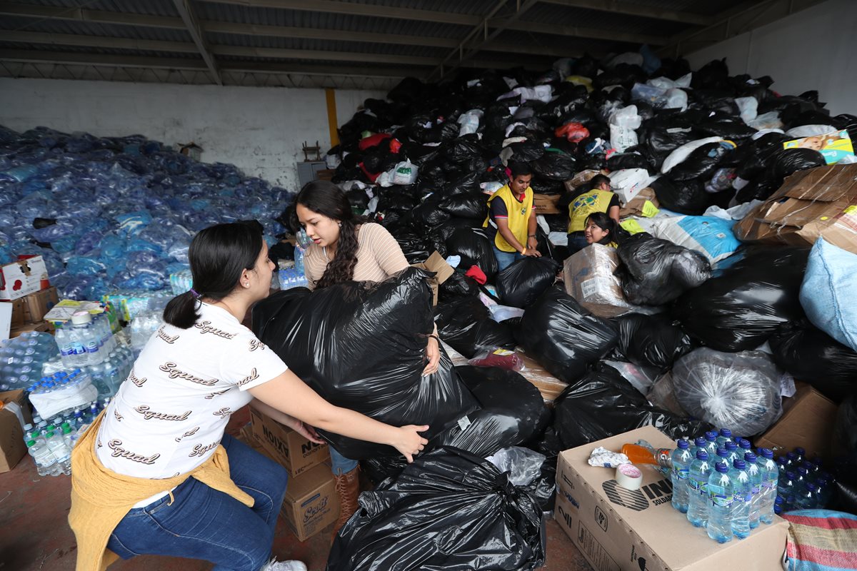 Los guatemaltecos se han volcado a ayudar a los damnificados. En la imagen voluntarios en el centro de acopio en el Aeroclub Guatemala, zona 13. (Foto Prensa Libre: Esbin García)