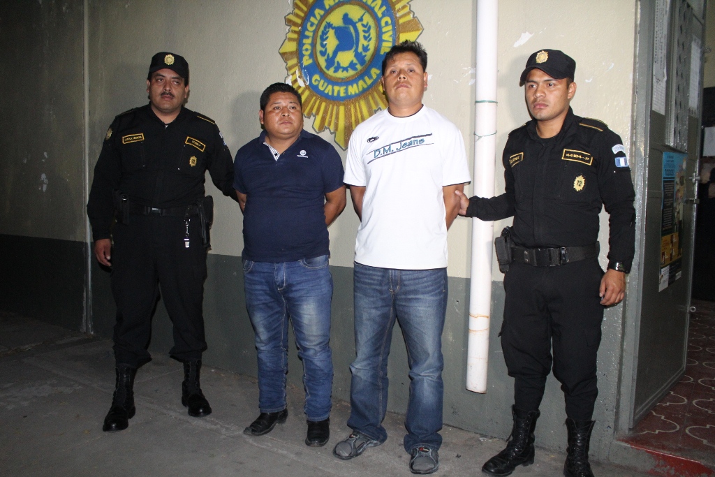 Los dos capturados señalados del doble crimen en Sololá. (Foto Prensa Libre: Ángel Julajuj).