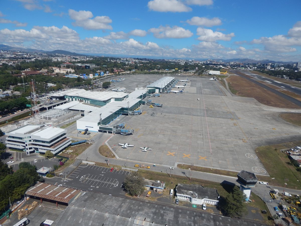 El Aeropuerto Internacional La Aurora será nuevamente evaluado por la OACI en enero de 2018 y podría elevar su porcentaje de calificación por mejoras en el aeródromo. (Foto Prensa Libre: Cortesía DGAC)