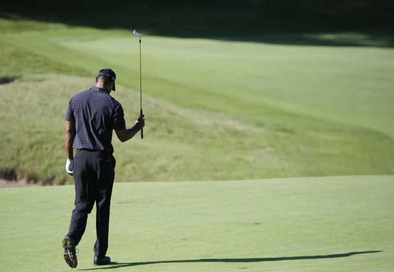 Tiger Woods no ha logrado recuperarse bien de la espalda por lo que no podrá participar. (Foto Prensa Libre: AP)