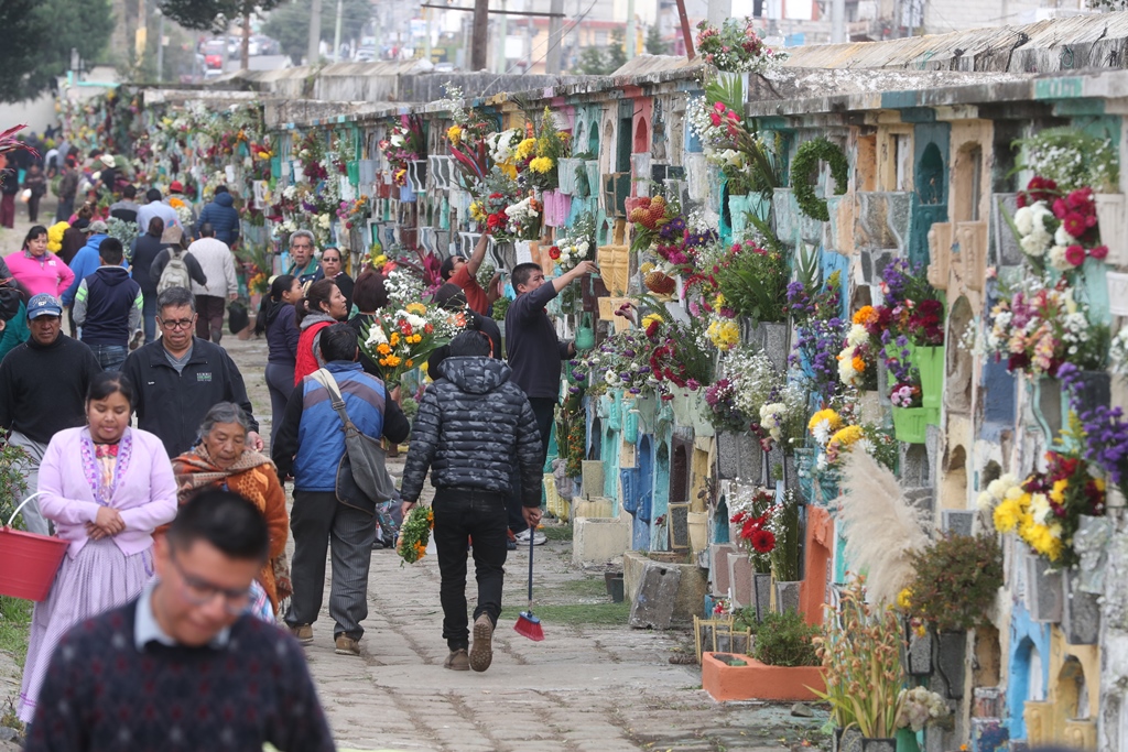 Unas cien mil personas visitaron este jueves 1 de noviembre el cementerio general en Quetzaltenango. (Foto Prensa Libre: Mynor Toc)