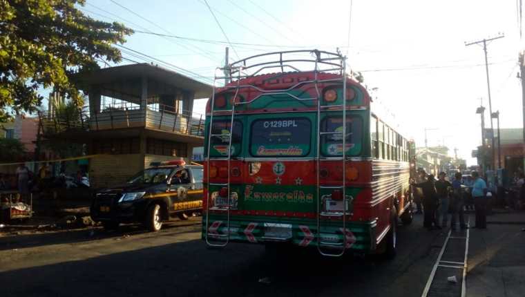 Autobús de los transportes Esmeralda en el cual ocurrió un ataque armado, en la cabecera de Escuintla. (Foto Prensa Libre: Carlos E. Paredes)