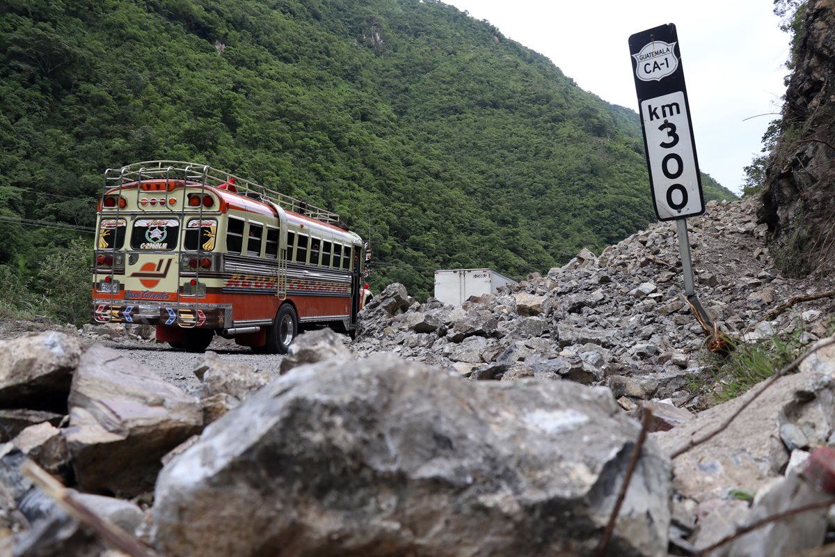 Tres días tardarán las autoridades para limpiar el derrumbe en San Pedro Necta. (Foto Prensa Libre: Mike Castillo)