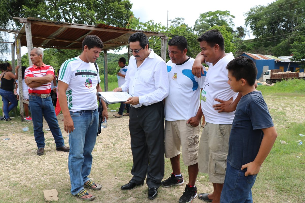 El alcalde de San Benito, Carlos Kuylen Morales, (de mangas largas) junto al portero que resultó herido, Carlos René Eguizabal. (Foto Prensa Libre: Rigoberto Escobar)