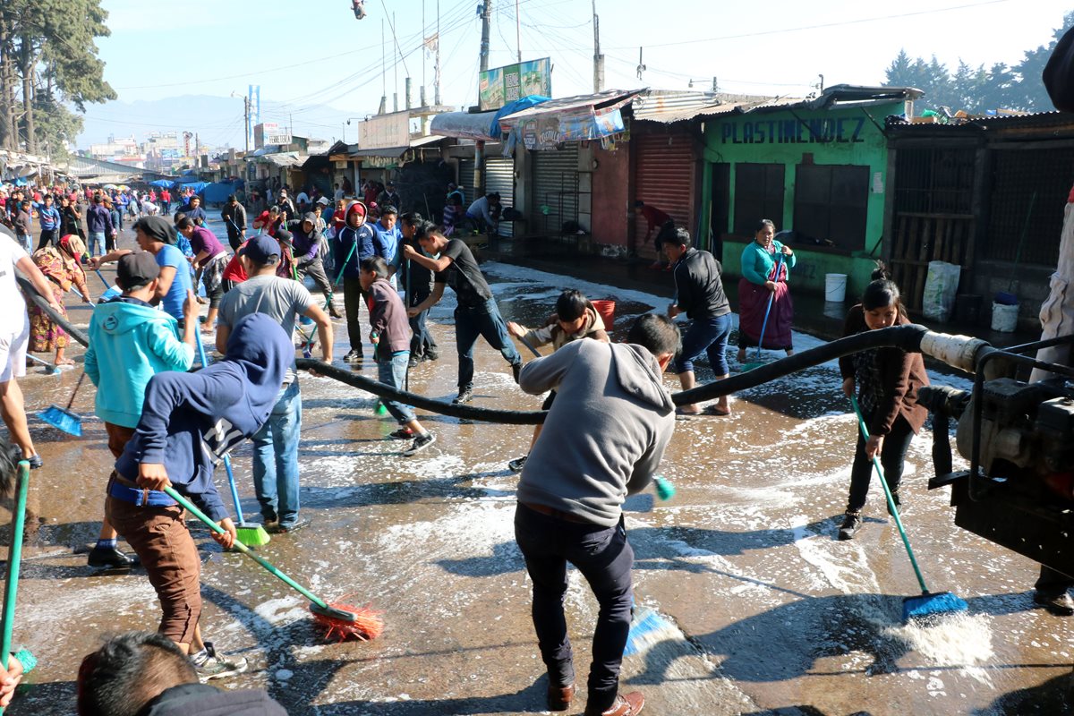 Los vendedores lavaron la calle contigua al mercado Minerva.(Foto Prensa Libre: Carlos Ventura)