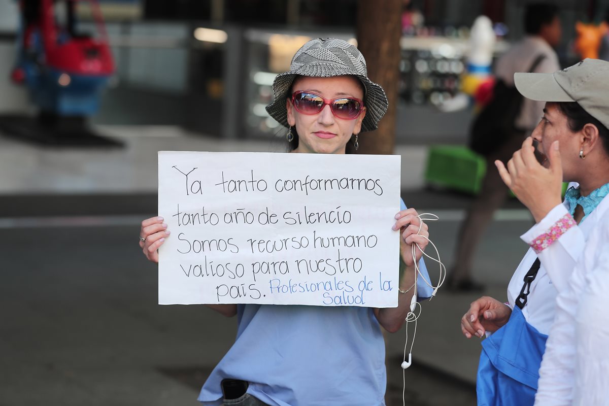Los profesionales de la salud exigen una mejora salarial. (Foto Prensa Libre: Juan Diego González)