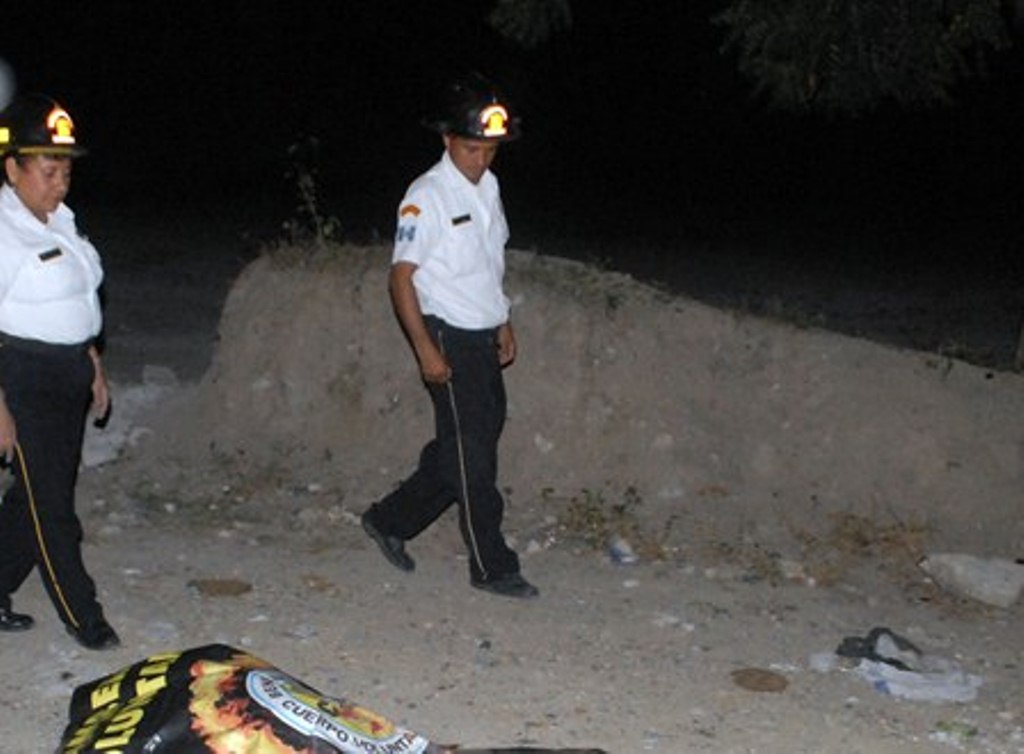Socorristas inspeccionan el área donde murió baleado Fredy Morales. (Foto Prensa Libre: Hugo Oliva).