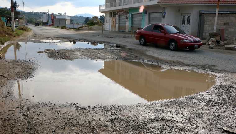 El agua de lluvia se reposa en los agujeros de gran tamaño, en Olintepeque, Quetzaltenango. (Foto Prensa Libre: Carlos Ventura)