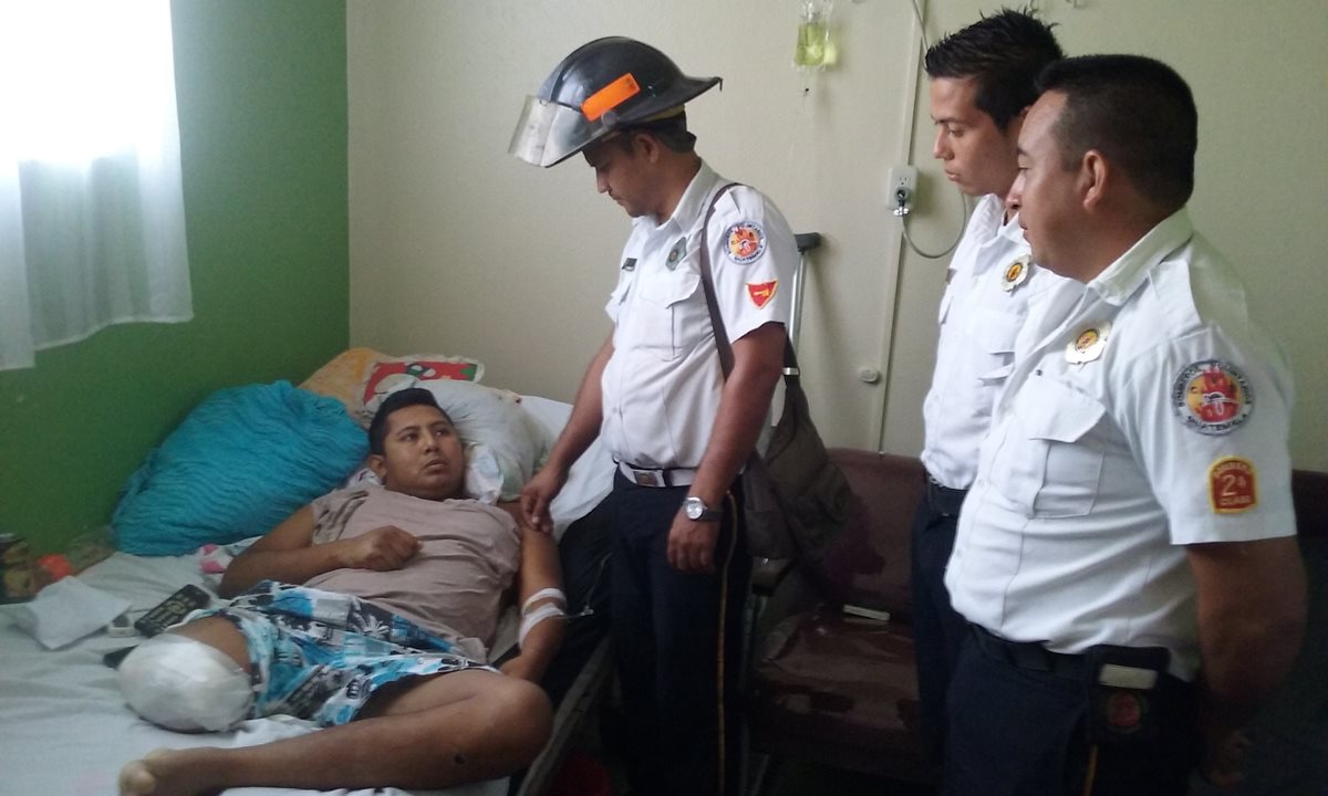 Esvin Méndez es visitado por sus compañeros de los Bomberos Volulntarios, en San Benito, Petén. (Foto Prensa Libre: Rigoberto Escobar)