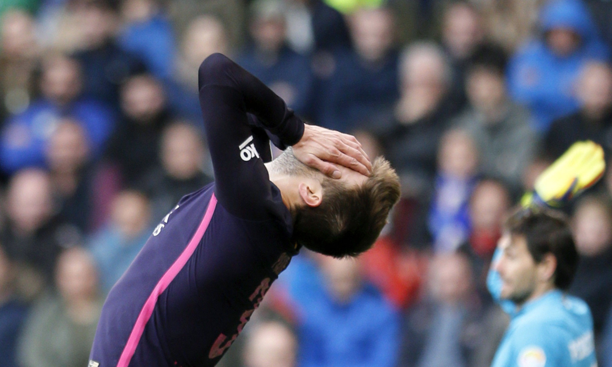 Gerard Piqué lamentó la derrota del Barcelona en Riazor. (Foto Prensa Libre: EFE)