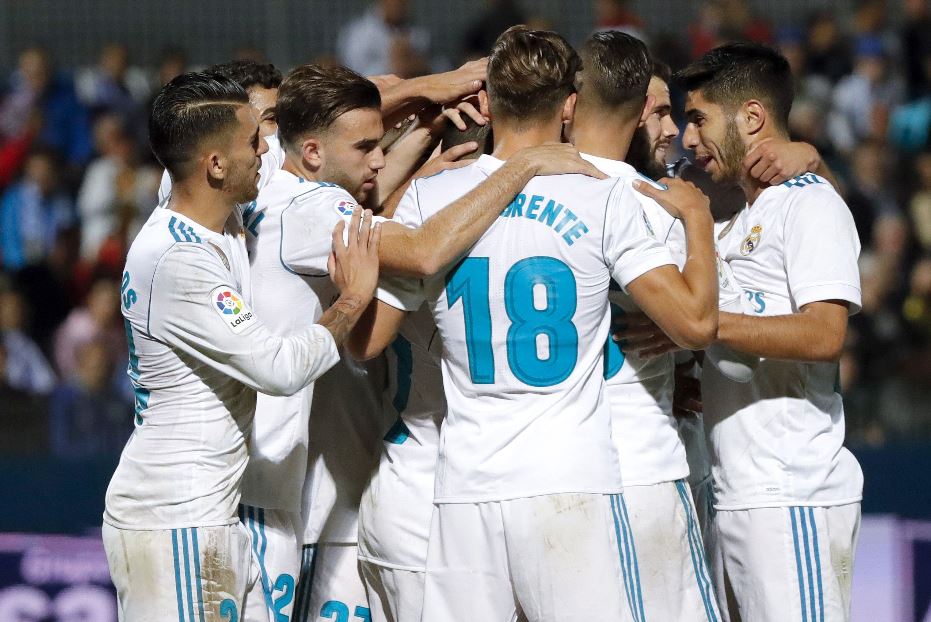 Jugadores del Real Madrid celebran uno de los goles en el triunfo contra el Fuenlabrada en Copa del Rey. (Foto Prensa Libre: EFE)