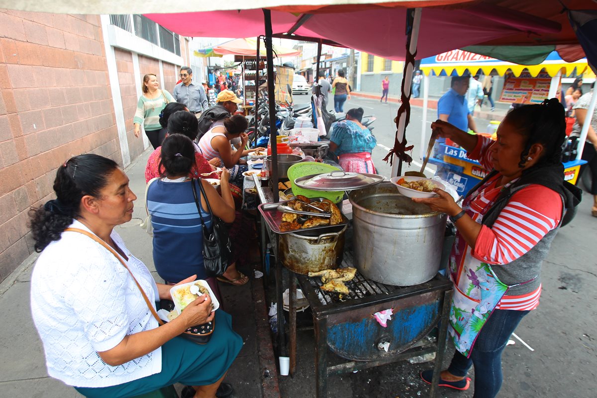 Personas compran alimentos en una venta ubicada en los alrededores del Hospital General San Juan de Dios. (Foto Prensa Libre: Álvaro Interiano).