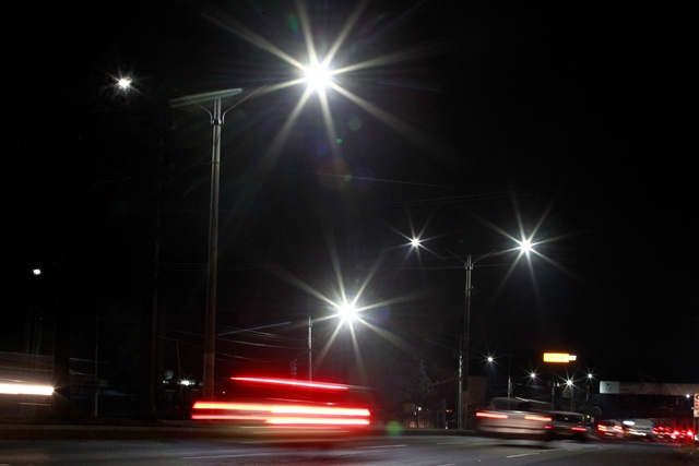 En Villa Nueva ya se usan luces LED, que no emiten rayos ultravioleta ni infrarrojos, lo que ayuda a evitar riesgos de salud en los humanos y no daña el ambiente. (Foto Prensa Libre: Carlos Hernández)