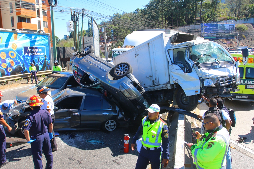 El 8 de febrero del 2016, un tráiler chocó contra un camión y varios automóviles en el trebol de Vista Hermosa, zona 15. (Foto Prensa Libre: Hemeroteca)