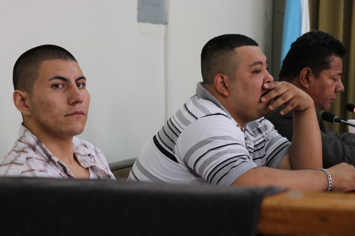 Los dos presuntos sicarios que enfrentan juicio por nueve asesinatos en El Progreso. (Foto Prensa Libre: Hugo Oliva).