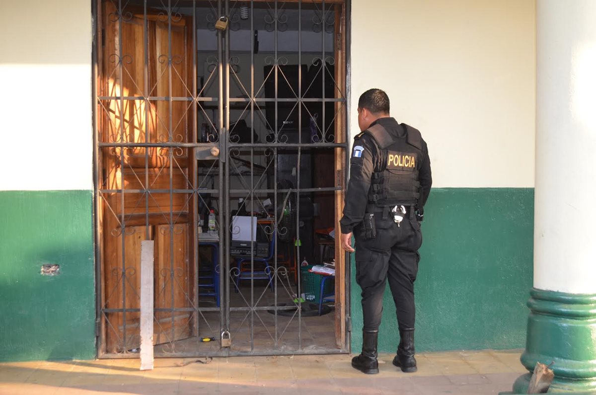 Agentes de la PNC recaban evidencias en escuela saqueada, en la zona 1 de la cabecera de Retalhuleu. (Foto Prensa Libre: Jorge Tizol)