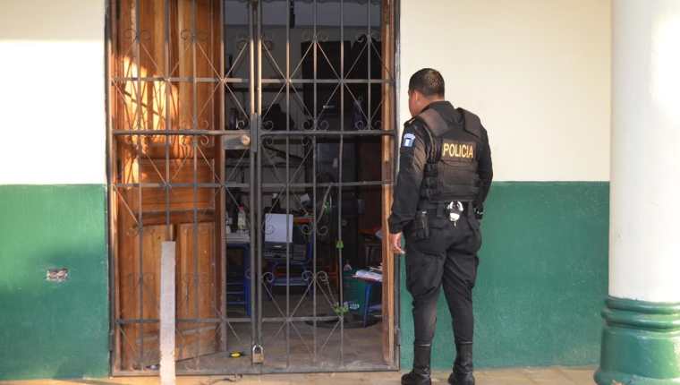 Agentes de la PNC recaban evidencias en escuela saqueada, en la zona 1 de la cabecera de Retalhuleu. (Foto Prensa Libre: Jorge Tizol)