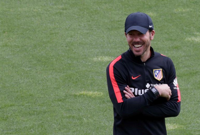El técnico argentino, Diego Pablo Simeone, durante el entrenamiento del Atlético de Madrid. (Foto Prensa Libre: EFE)