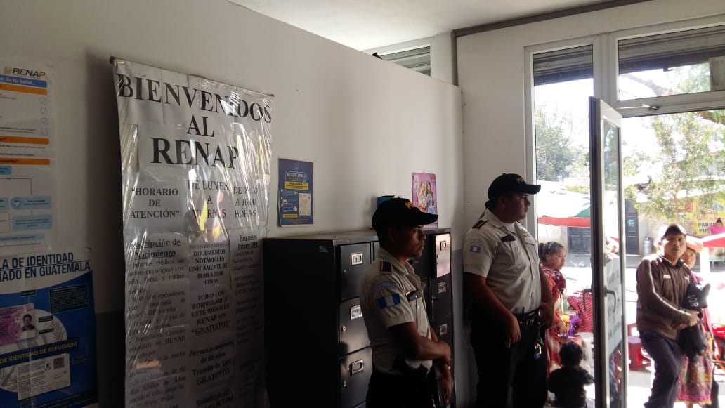 Agentes de la PNC debieron acudir a la sede del Renap de Quetzaltenango. (Foto Prensa Libre: María José Longo)