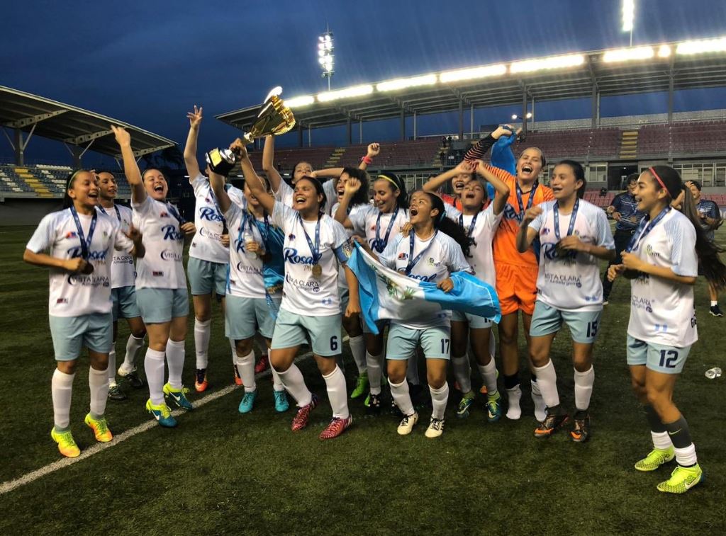 El equipo guatemalteco Unifut Rosal celebra con la copa de campeón de Uncaf. (Foto Unifut).