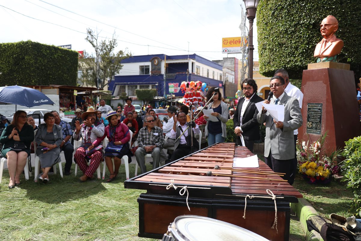 Huehuetecos rinden homenaje al cantor del paisaje, el compositor José Ernesto Monzón. (Foto Prensa Libre: Mike Castillo)