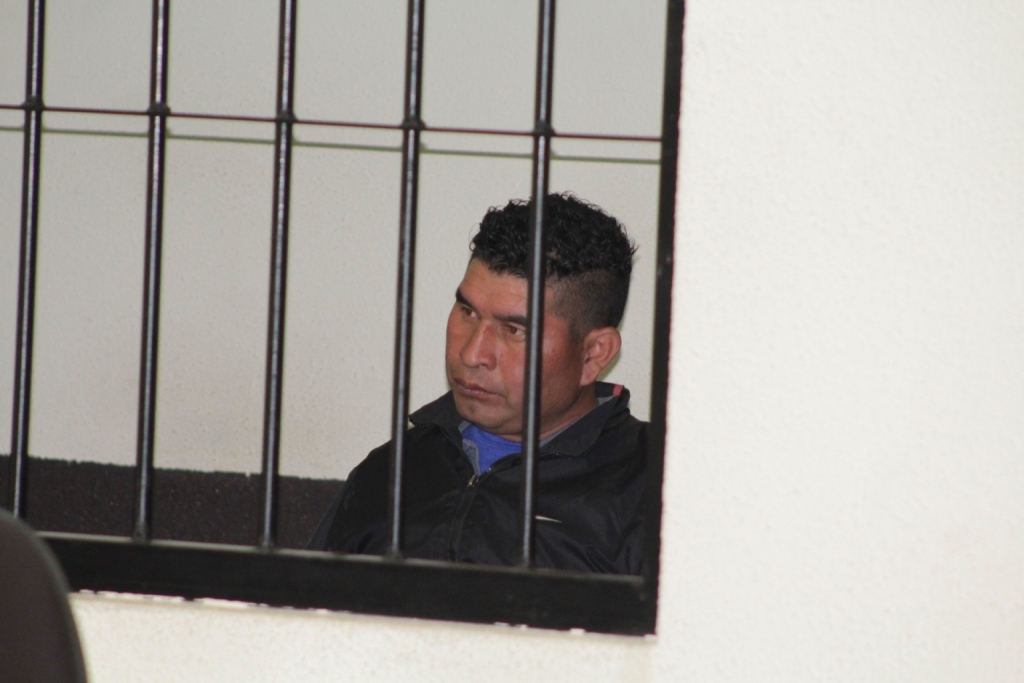 Donaldo Mauricio Alonzo, culpable de un crimen, escucha la decisión del tribunal de Quetzaltenango. (Foto Prensa Libre: María José Longo).