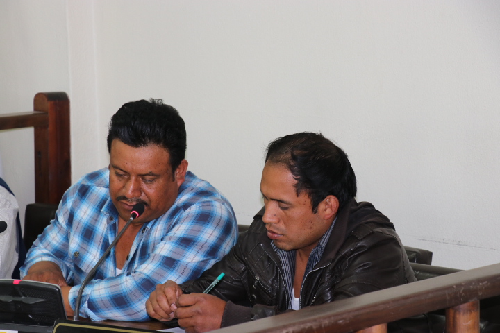 Los hermanos Itzep conversan durante audiencia en el Tribunal de Sentencia Penal de Santa Cruz del Quiché. (Foto Prensa Libre: Héctor Cordero)
