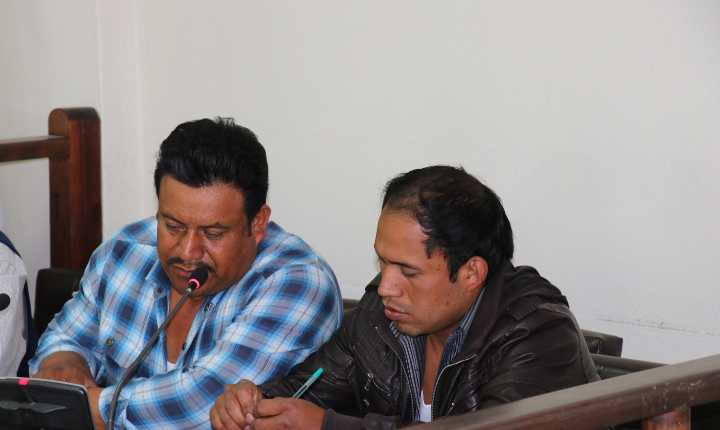 Los hermanos Itzep conversan durante audiencia en el Tribunal de Sentencia Penal de Santa Cruz del Quiché. (Foto Prensa Libre: Héctor Cordero)