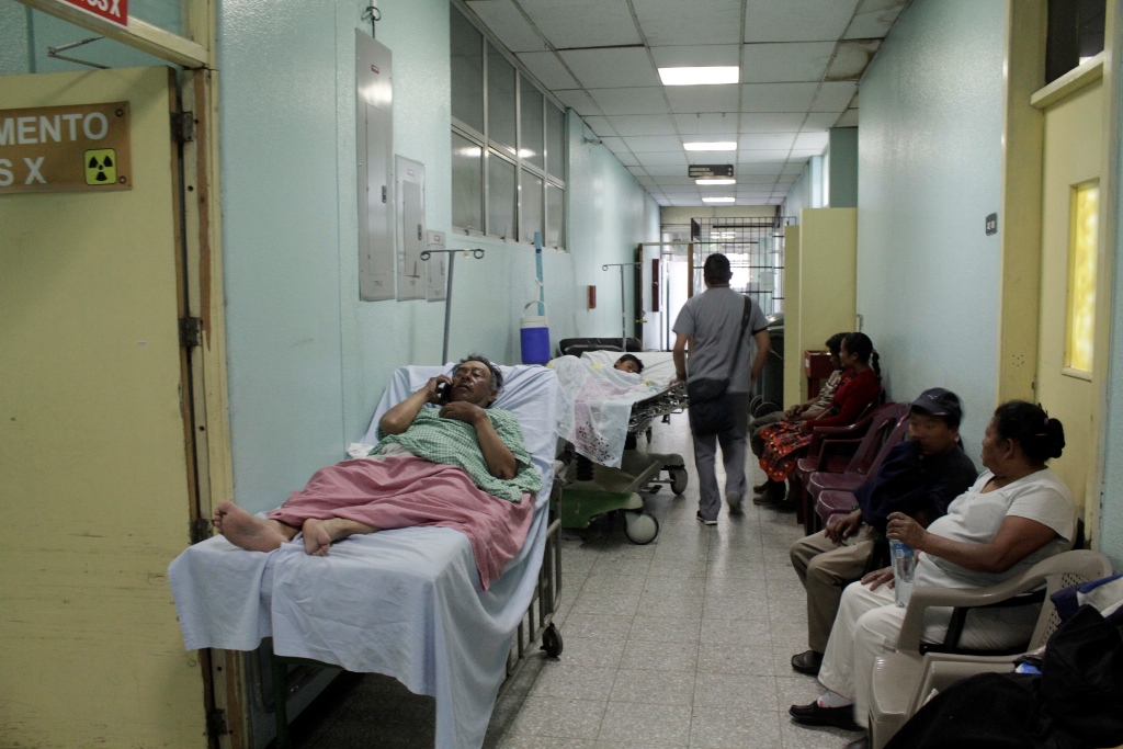 Los pasillos del HRO, en Xela, permanecen hacinados debido a la demanda de pacientes. (Foto Prensa Libre: María José Longo).
