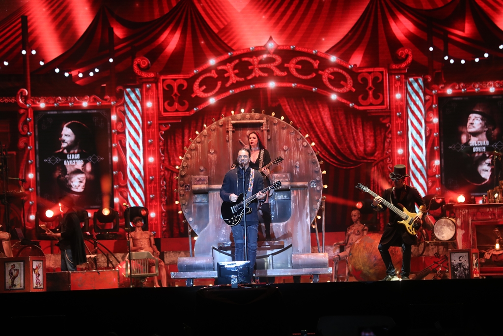 Admiradores de Ricardo Arjona hacen cola en las afueras de Explanada Cardales de Cayalá, zona 16, para el primero de los dos shows que el guatemalteco dará en el país con la gira Circo Soledad. (Foto Prensa Libre: Anna Lucía Ibarra).